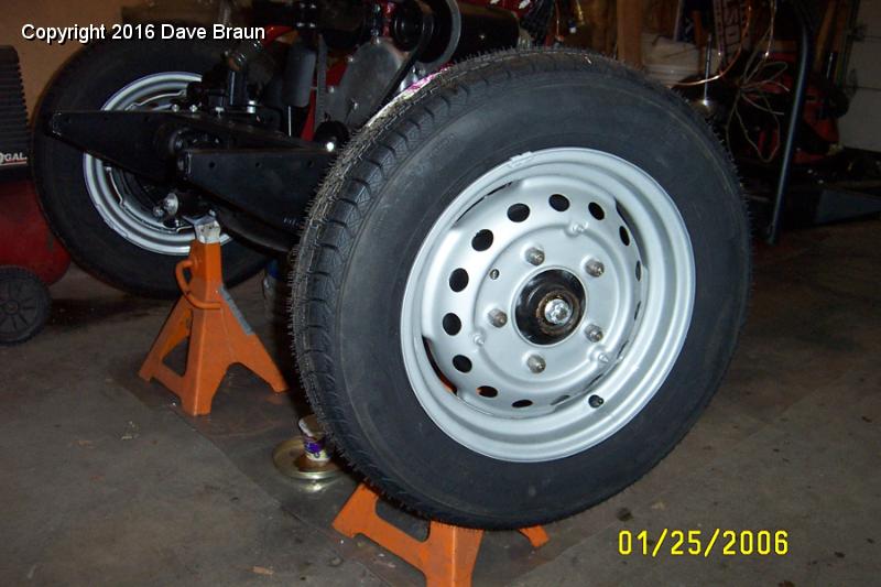 MGTD15470/Suspension System/Tires and Wheels/Wheels and tires mounted on front1